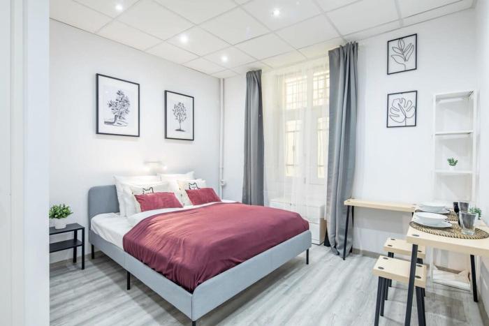 Cosy studio at Super Central Location with AC