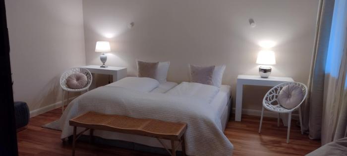 BALTHAZAR IPHOFEN, ohne Frühstück, nähe MARKTPLATZ, KNAUF GIPS KG und ConneKT, Weingut Wirsching, TV mirroring 55" Zoll, Wifi, mit Garten & Terrassen