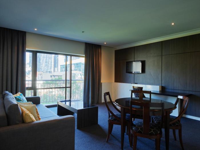 Modern Nomads Spacious & Central Apt with King Beds & Balcony
