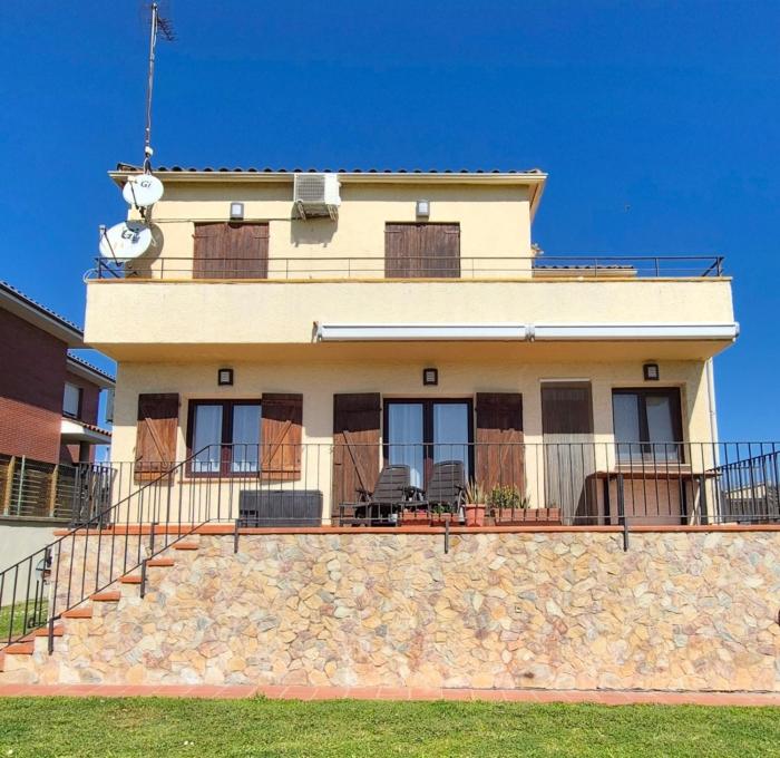 Casa fantástica en zona tranquila Un alojamiento para todos Nuestra casa es perfecta tanto para familias y amigos que buscan descanso, como para ciclistas que desean explorar la zona Para ciclistas ofrecemos un espacio seguro para guardar bicicle