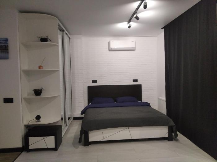 Стильна квартира з домашнім кінотеатром та кухнею з панорамним видом, ліфт та вода безперебійно