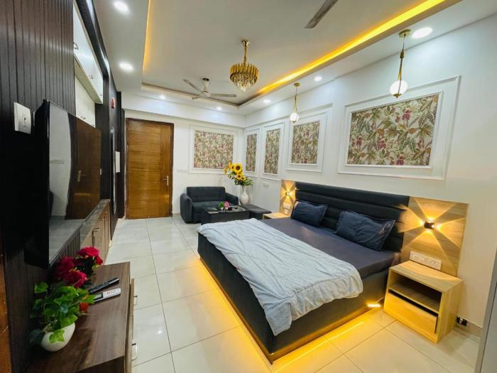 Couples Friendly Flat in Noida