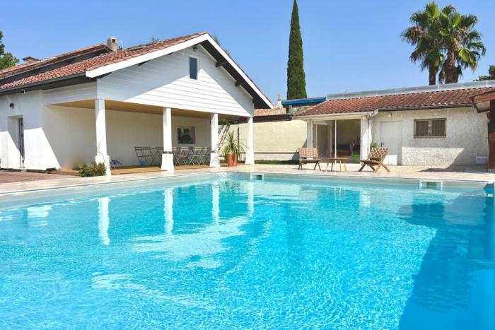 Luxurious villa with swimming pool