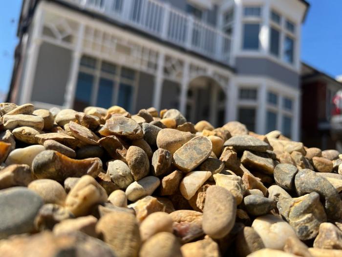Devon Lodge - Large 3 bed Apartment Sleeps 8 Beach opposite