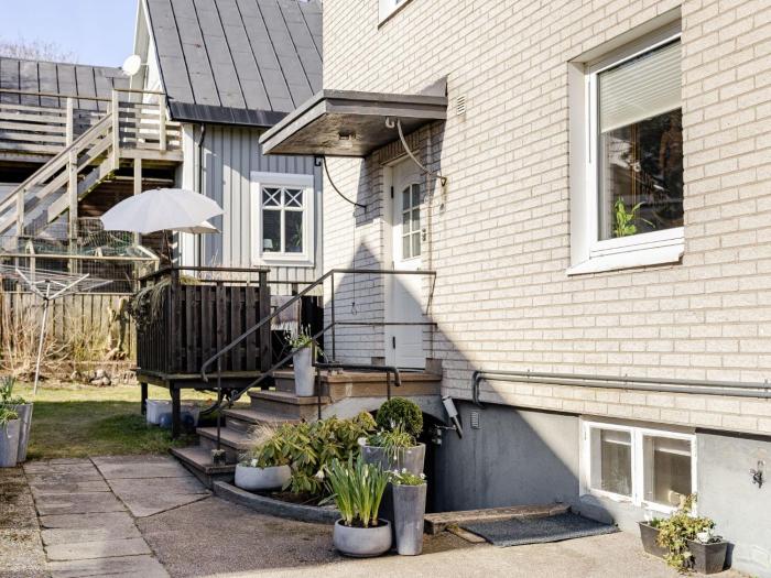Apartment Vårhemsplatsen by Interhome