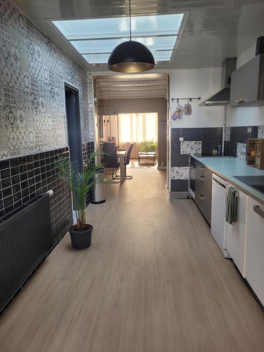 Maison avec terrasse couverte et cour exposée sud