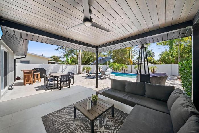 3BR Near Beach with 2 King Suites, Pool and BBQ