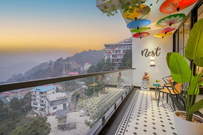Nest in Hill crest Kasauli ! 2 BHK Luxurious Apartment ! Panaromic Mountain Views ! Rooftop Cafe ! Bonfire