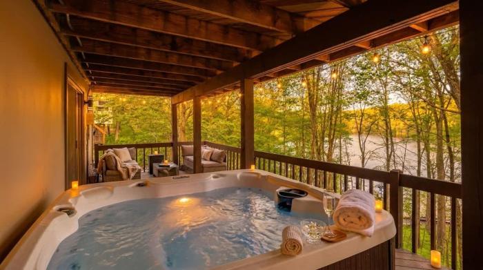 4 BR Lakeside House in Woods