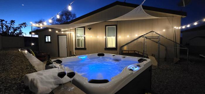 Cliff Views, Hot Tub, Game Room, Kayaks
