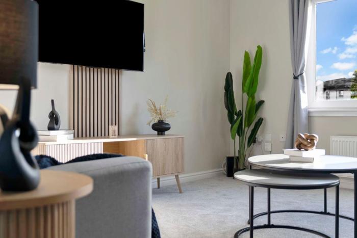 Deluxe 3 Bed House, Dunfermline