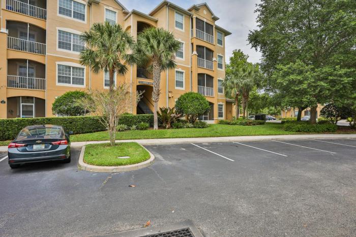 Friendly condo with pool and hot tub access, WiFi, central AC, and private WD