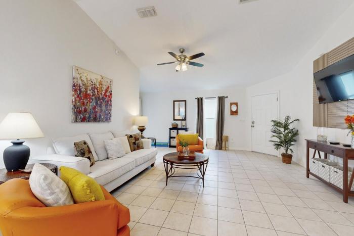 Dog-friendly, private pool , central AC, full kitchen, WiFi, Snow-bird friendly