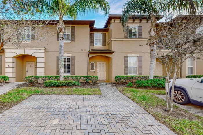 Dog-friendly townhouse with heated pool, lazy river, hot tub, game room, BBQ