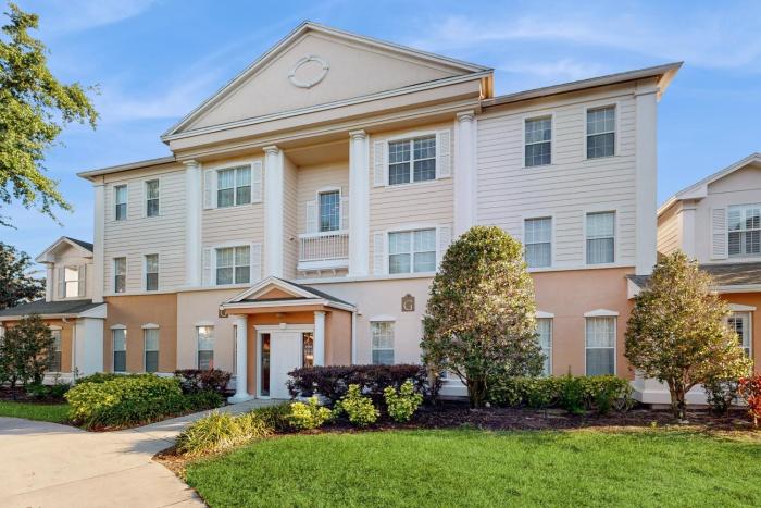 Golf course-front condo with golf views, balcony, pool, fast WiFi, washerdryer