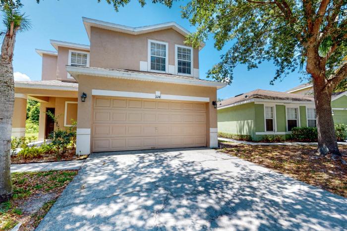 Dog-friendly home in a quiet area near Disney with private heated pool, pool spa