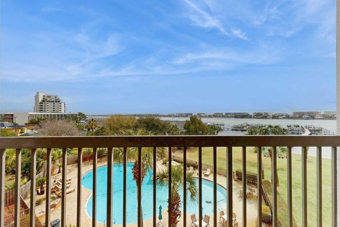 Coastal condo with shared pool beaches shopping