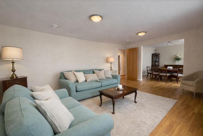 Riverside 2bed 2bath apartment near Canary Wharf