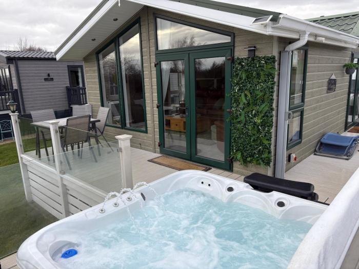 Hot Tub Lodge with Panoramic Views & Free Golf