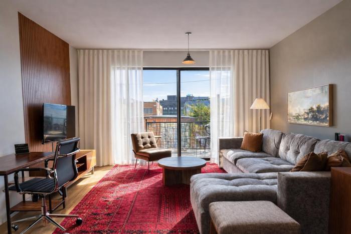 Walkers Point Designer 2BR · Prime Location with Balcony and Gym · Sleeps 6
