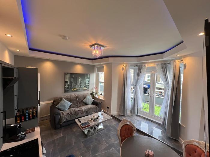 Modern 3-bedroom apartment, city centre