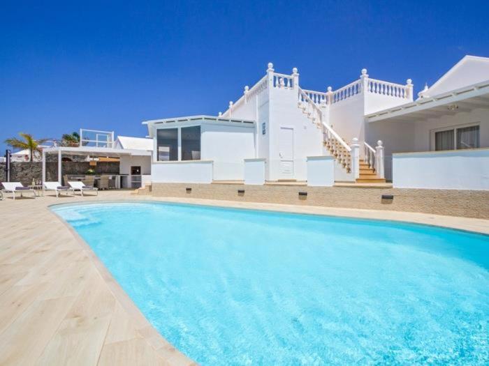 Villa Mediterránea con Piscina Privada y Aire Acondicionado en Playa Blanca - ES-175-51