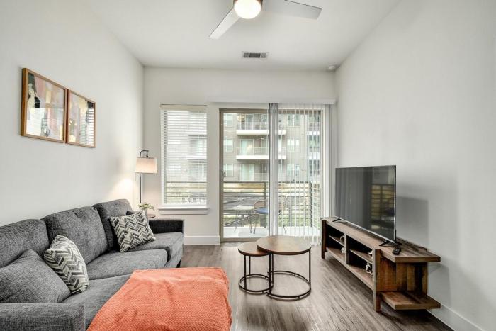 1BR Pool View, Walk to River Walk, Free Parking