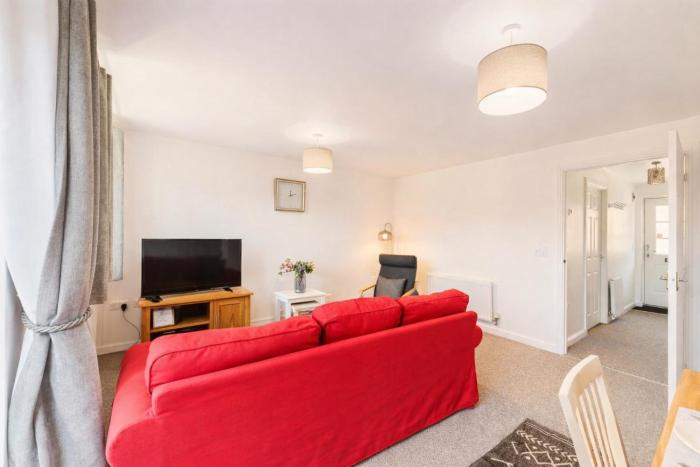 Family-Friendly 3BR Grantham Retreat, Walk to Local Parks & Shops