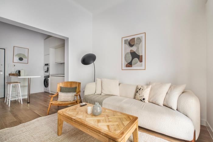 Chleo - Glamorous 2 BR Apt & Balcony in Athens