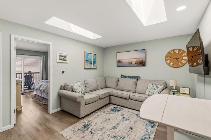 1 Bedroom Condo with Parking, Pool and Hot Tub