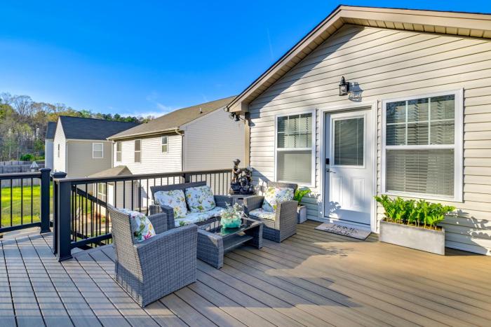 Deck, Patio! Charming Concord Studio Near Speedway
