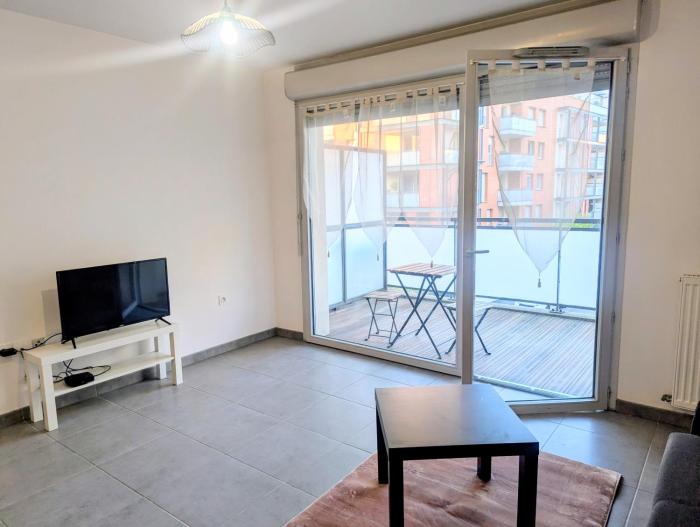 Simple apart with parking and terrace