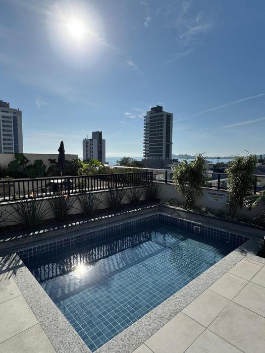 Apartamento em cond. Completo e com vista mar