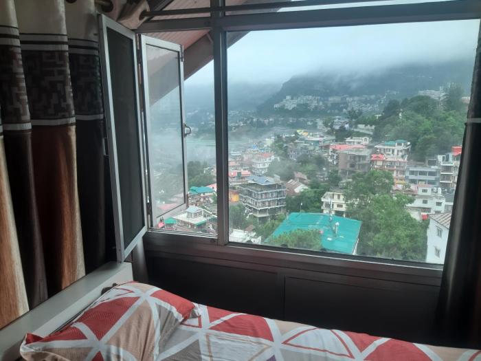 Rahul Residency Homestay- Couple&Family-prime location- Easy access to Mall Rd- WiFi- Smart TV - Kitchen- City view