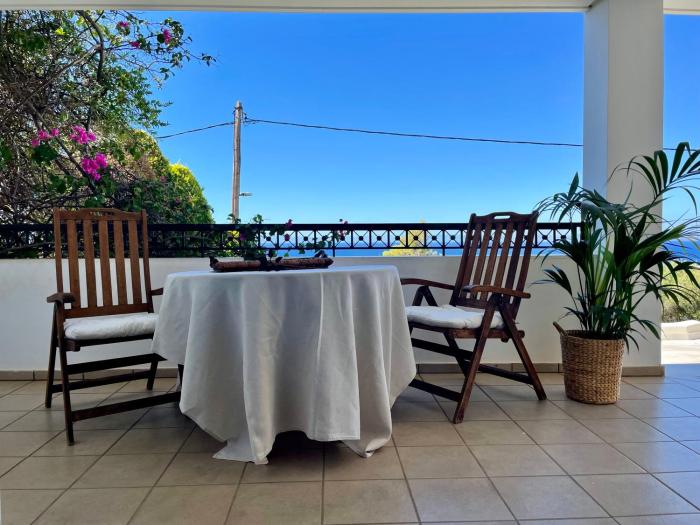 Brilliant Bay & Sea View Apartment in Saronida