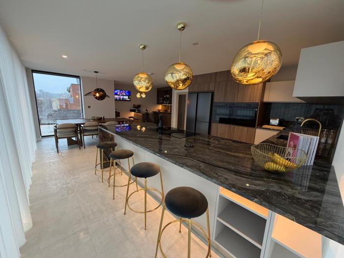 Luxury River View Penthouse Duplex with Rooftop Terrace, Spa & Gym Central Shrewsbury