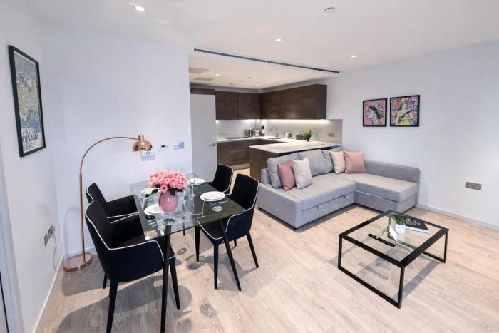 Promo Rate - Spacious 3BDR in Kings Cross with 2 Balconies & Workspace near St Pancras & Camden by Staylio London