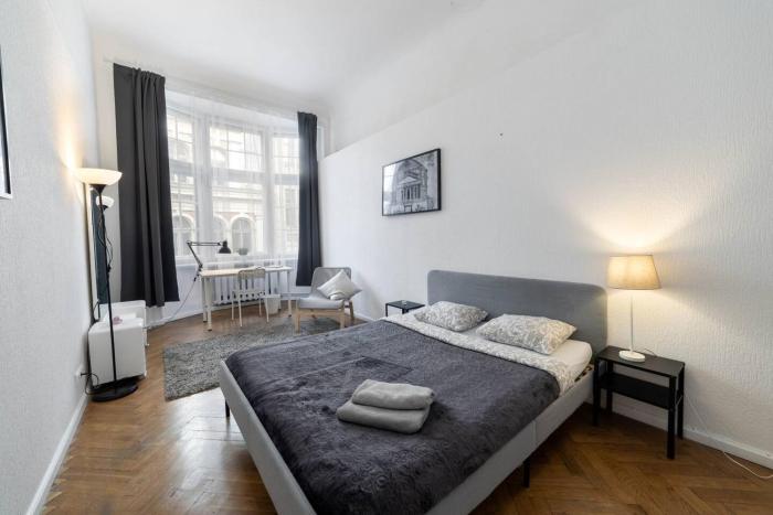 Heart of Old Town – Historic Bay Window Views