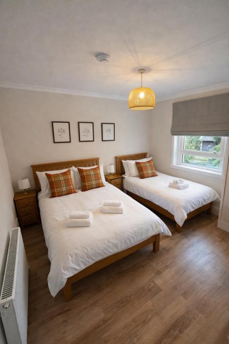 Grange Haven - Newly renovated 2-Bedroom flat, sleeps 5, 10 mins walk to centre