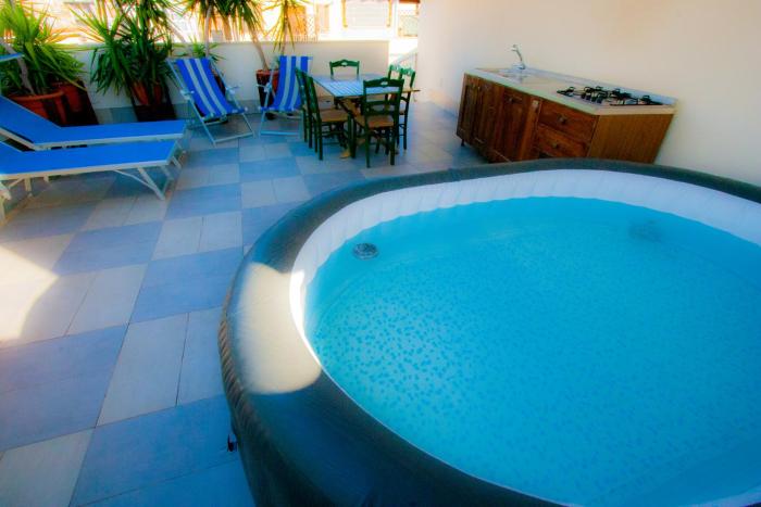Old Style by the sea, roof terrace with pool and kitchen, Ladispoli