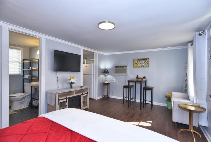 BLUE FLAMINGO Adorable Guesthouse TU- Cherry St- Expo- Downtown-11TH ST- UNIVERSITY OF TULSA