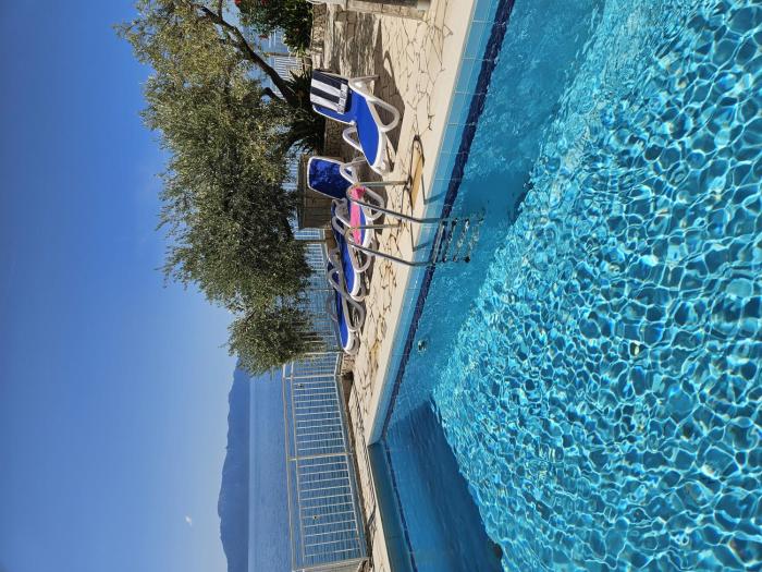 Apartments and rooms with a swimming pool Brist, Makarska - 15620