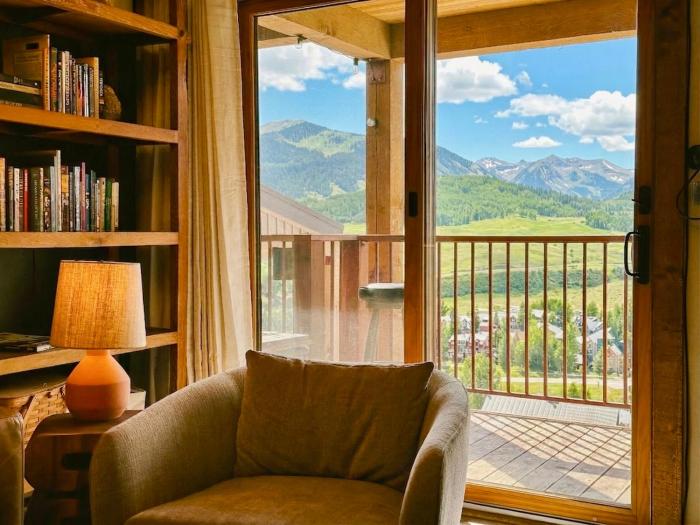 Trailside 3BR Top-Floor Views and Sauna