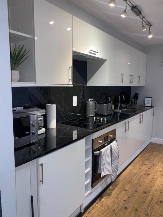 Stylish 2 bed in prime location with Free Parking