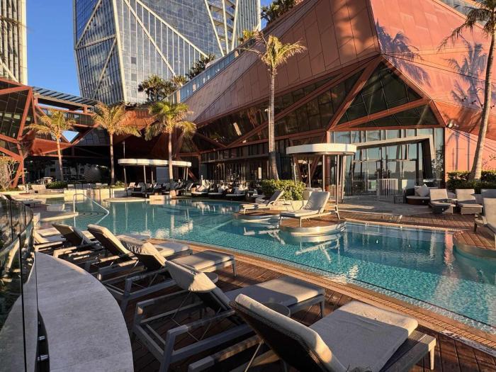 Luxury Oceanfront Suite - The Langham Residences