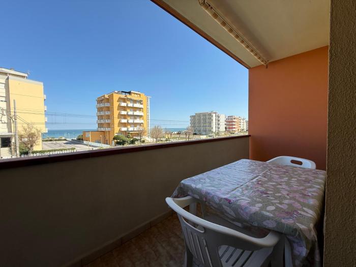 F011 - Fano, trilocale vista mare con balcone