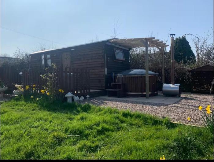 Four Seasons Mini Zoo Country Retreat with Wood Fuel Hot Tub close to kington Market Town