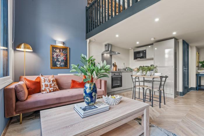 Stunning Modern Central Mezzanine Apartment