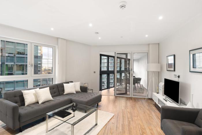 Spacious 2 bedroom Across From Tube Station Central London