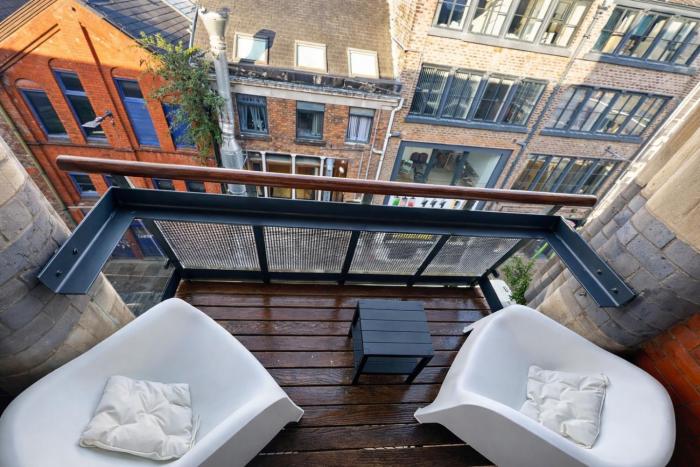 Central Apt , Balcony , Walk to Bars and Shops